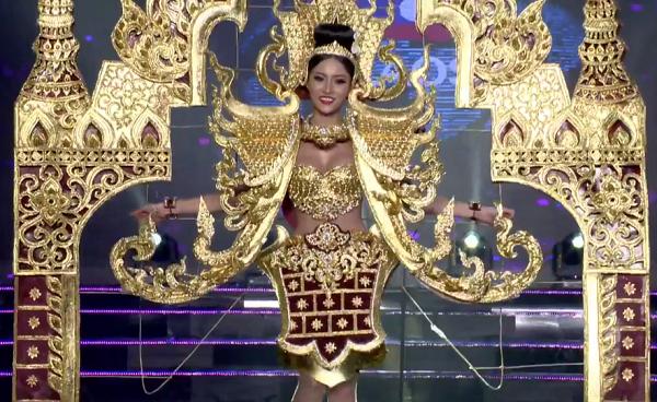 Huyền My trong héo ngoài tươi với quốc phục nặng 30 kg trên sân khấu Miss Grand International 2017-14