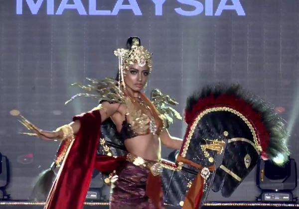 Huyền My trong héo ngoài tươi với quốc phục nặng 30 kg trên sân khấu Miss Grand International 2017-16