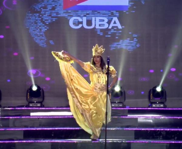 Huyền My trong héo ngoài tươi với quốc phục nặng 30 kg trên sân khấu Miss Grand International 2017-17