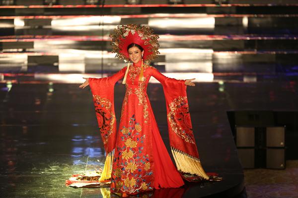 Huyền My trong héo ngoài tươi với quốc phục nặng 30 kg trên sân khấu Miss Grand International 2017-7