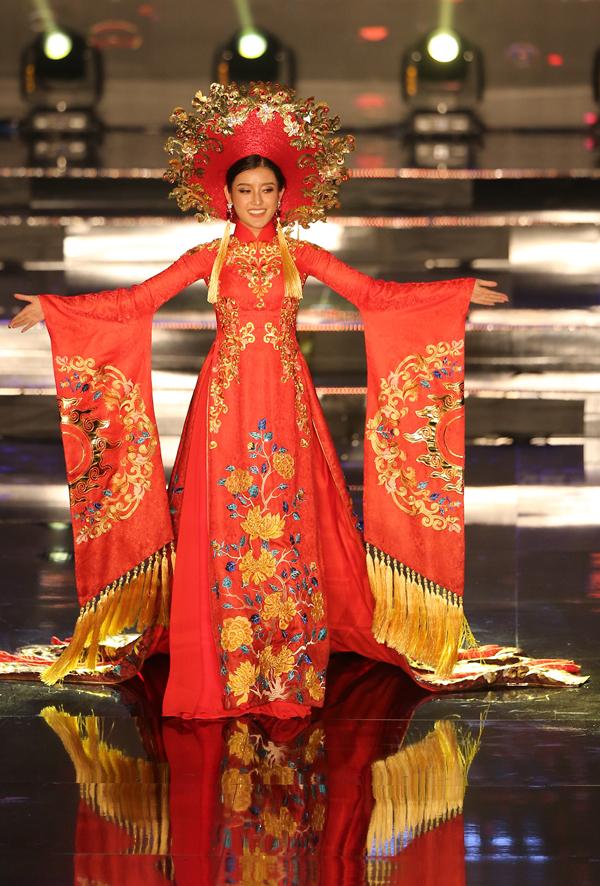 Huyền My trong héo ngoài tươi với quốc phục nặng 30 kg trên sân khấu Miss Grand International 2017-9