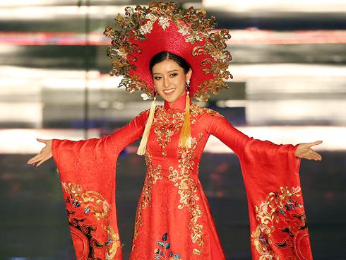 Huyền My 'trong héo ngoài tươi' với quốc phục nặng 30 kg trên sân khấu Miss Grand International 2017
