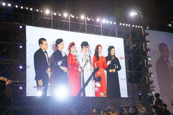 Ngô Thanh Vân và Ninh Dương Lan Ngọc diện áo dài nổi bật trên thảm đỏ LHP Busan 2017-3