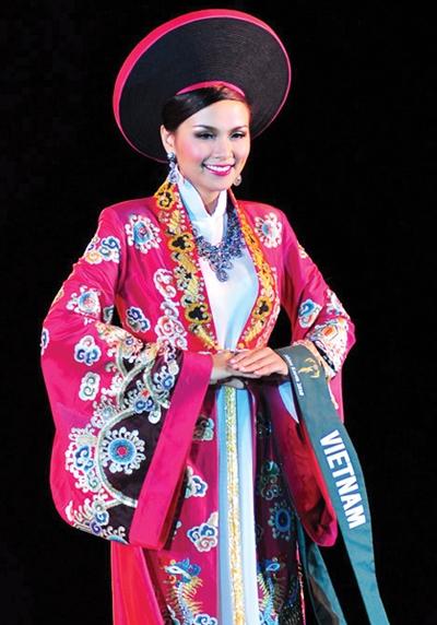 Ba bộ Quốc phục chễm chệ trên sân nhà trong các kỳ thi nhan sắc quốc tế-3