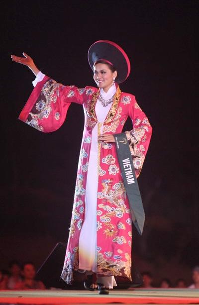 Ba bộ Quốc phục chễm chệ trên sân nhà trong các kỳ thi nhan sắc quốc tế-4