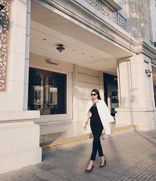 Chất đừng hỏi với phong cách street style của 3 nữ huấn luyện viên The Look-1