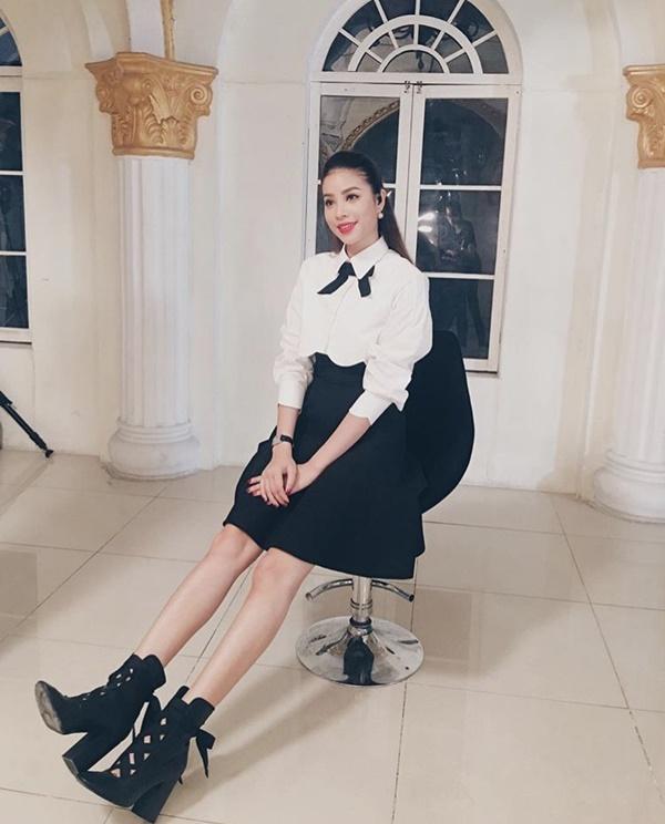 Chất đừng hỏi với phong cách street style của 3 nữ huấn luyện viên The Look-2