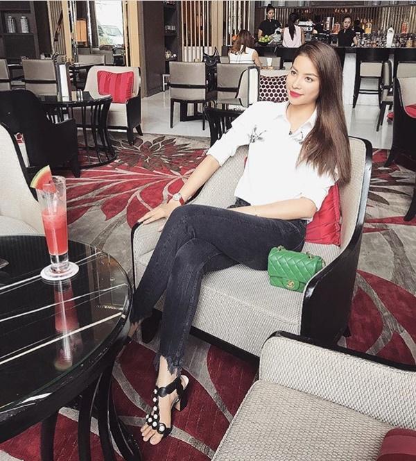 Chất đừng hỏi với phong cách street style của 3 nữ huấn luyện viên The Look-4