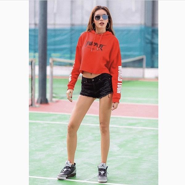 Chất đừng hỏi với phong cách street style của 3 nữ huấn luyện viên The Look-6