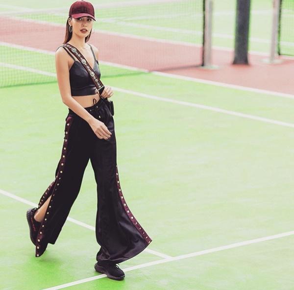 Chất đừng hỏi với phong cách street style của 3 nữ huấn luyện viên The Look-7