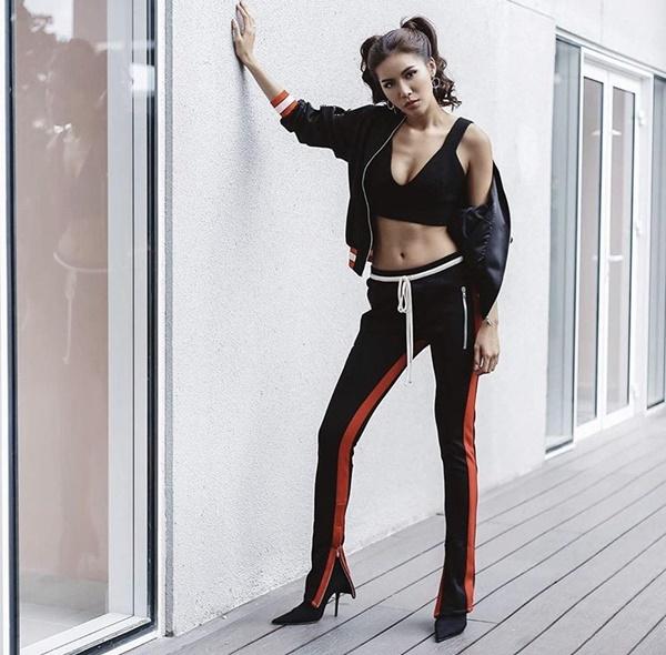 Chất đừng hỏi với phong cách street style của 3 nữ huấn luyện viên The Look-9