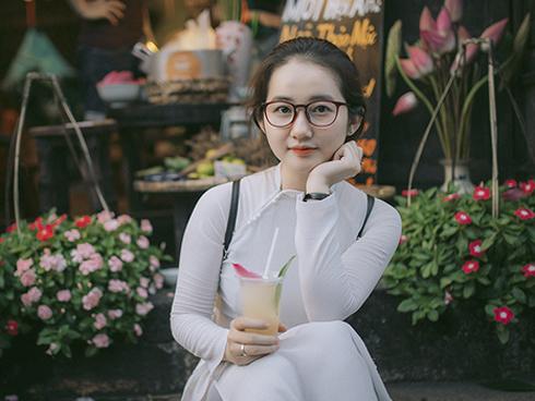 Cô gái 25 tuổi mặt mộc xinh xắn và trẻ trung như nữ sinh cấp 3