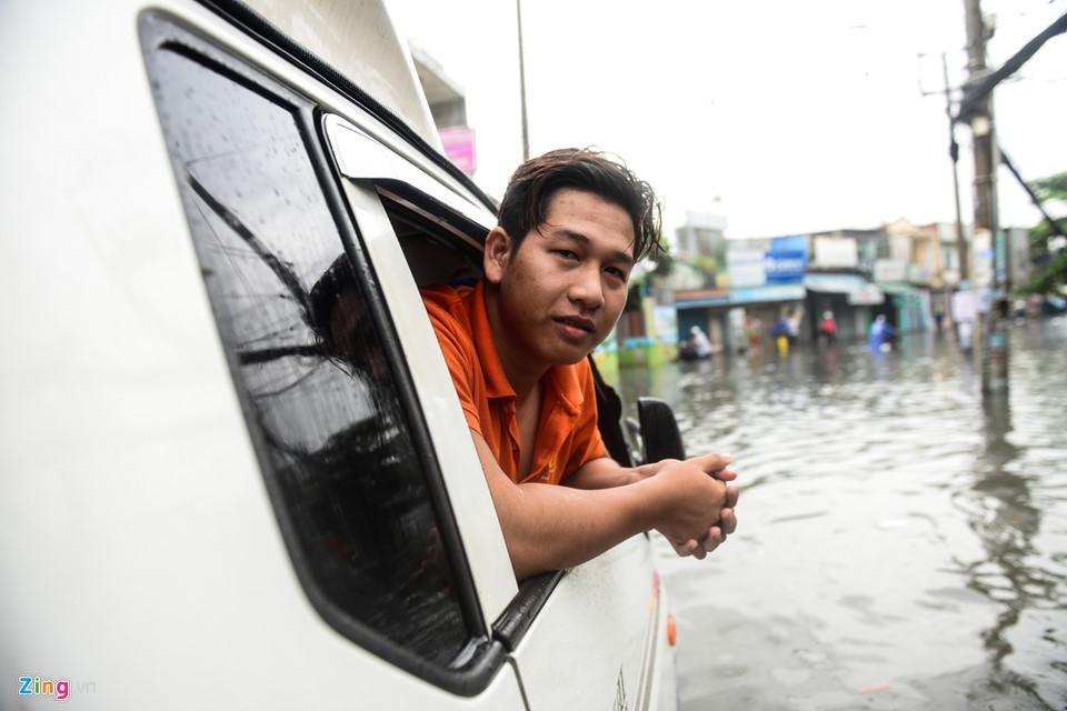 Người Sài Gòn ra đường bắt cá sau trận mưa lớn suốt đêm-10