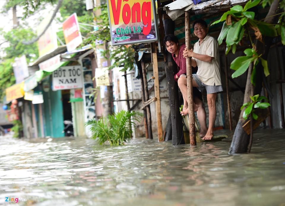 Người Sài Gòn ra đường bắt cá sau trận mưa lớn suốt đêm-14