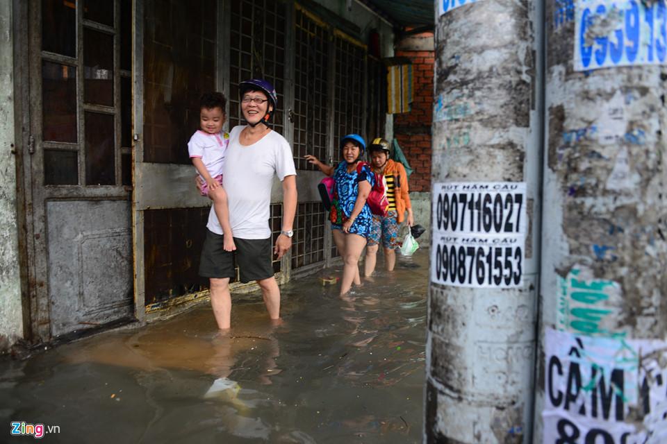 Người Sài Gòn ra đường bắt cá sau trận mưa lớn suốt đêm-9