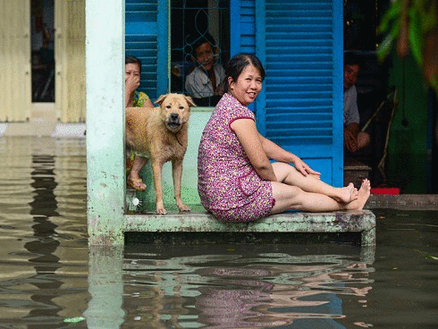 Ảnh hot trong tuần: Mưa lớn Hà Nội tắc không lối về, người Sài Gòn bắt cá giữa đường