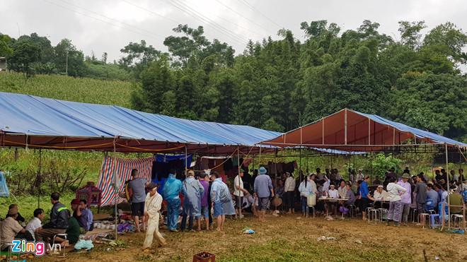 Người đàn ông gào thét đào bới đất cứu vợ con bị chôn vùi-2