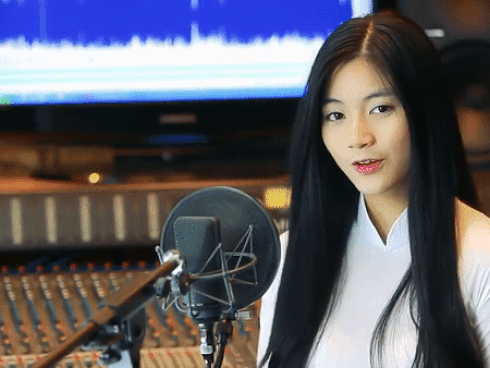 'Hot girl áo dài' tự tin khoe giọng hát ngọt như mía lùi khi cover hit 'Duyên phận'