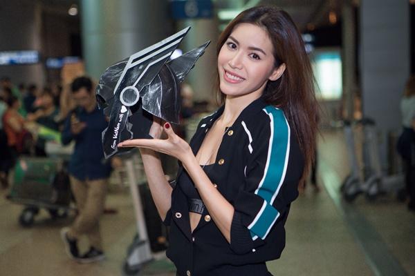 Minh Tú rạng rỡ lên đường qua Úc gặp Thần Sấm Chris Hemsworth-4