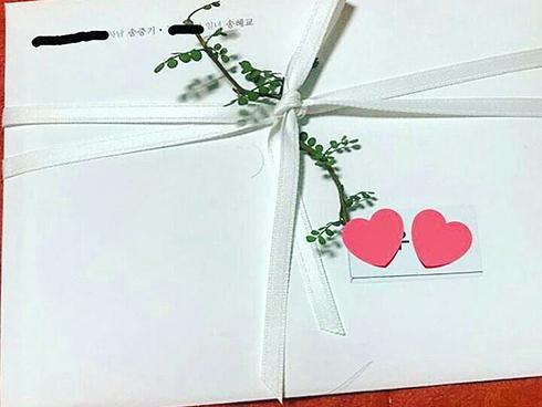 Hình thiệp cưới của cặp đôi Song Joong Ki và Song Hye Kyo: Không 'hoành tráng' như mong đợi?