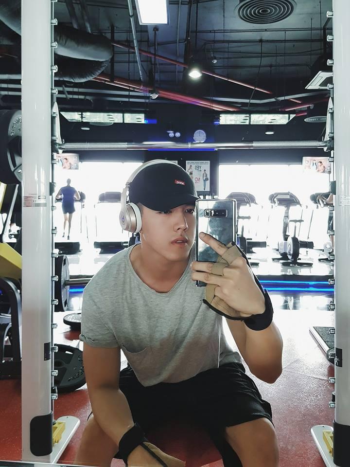 Hot girl - hot boy Việt 14/10: Giật mình với cánh tay như dị tật của Khánh Linh The Face-3