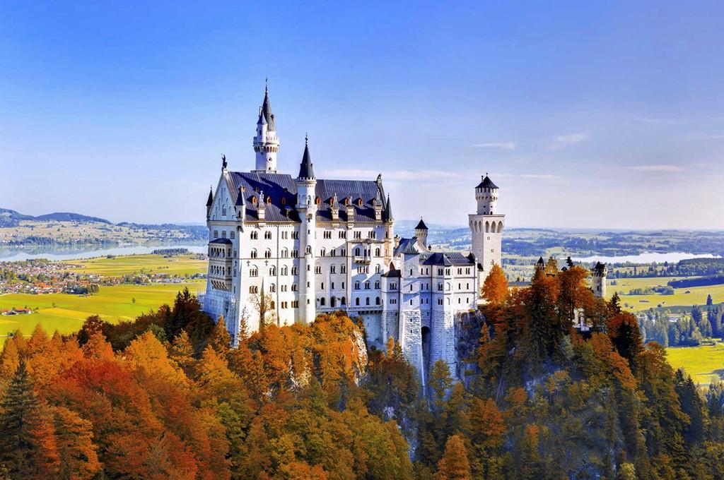 Bavaria, Đức: Tại miền Nam nước Đức, bạn sẽ tìm thấy cảnh quan ngoạn mục nhất châu Âu, với cánh rừng Alpine khoác đủ màu sắc nổi bật trên nền những ngọn núi phủ tuyết.