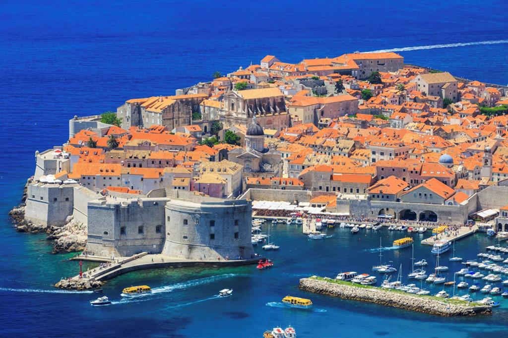 Dubrovnik, Croatia: Thành phố Dubrovnik xinh đẹp nằm ven bờ biển Adriatic có mức giá rẻ hơn so với nhiều thành phố biển châu Âu khác, nhất là vào mùa thu.