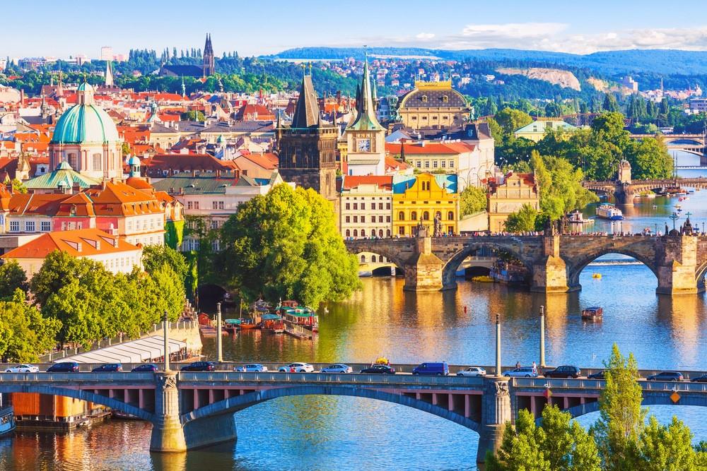 Prague (Praha), Cộng hòa Séc: Ánh vàng của mùa thu mang lại không gian lãng mạn cho thành phố lịch sử có ẩm thực tuyệt hảo này.