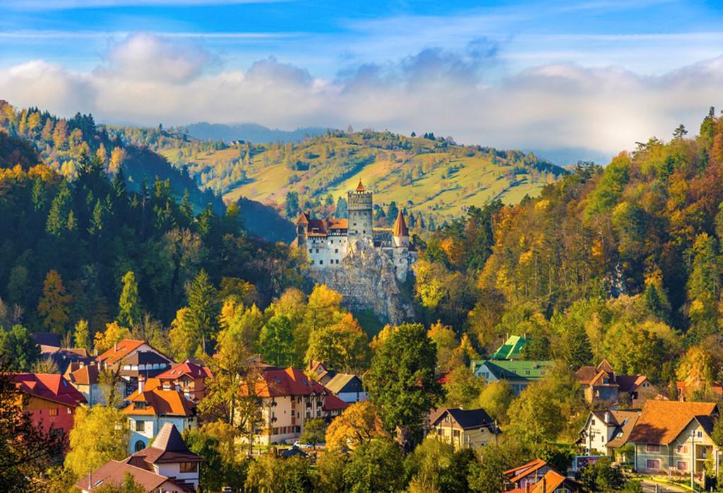 Transylvania, Rumani: Transylvania từ lâu đã gắn liền với những giai thoại huyền bí và những lâu đài lộng lẫy thời trung cổ cùng ánh trăng mờ ảo.