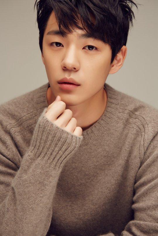 Ngoài Lee Jong Suk, còn có 5 trai đẹp làm nên sức hút của Khi Nàng Say Giấc-4