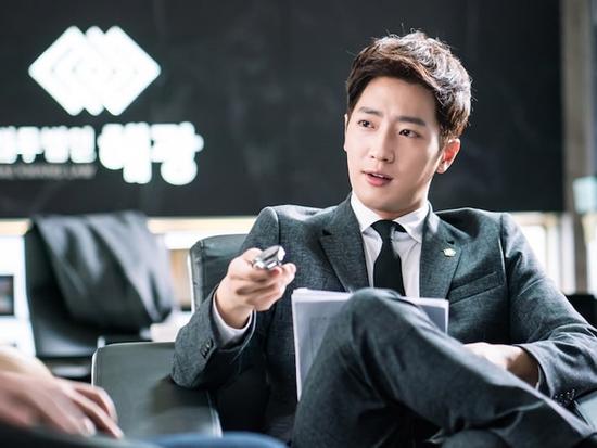 Ngoài Lee Jong Suk, còn có 5 trai đẹp làm nên sức hút của 'Khi Nàng Say Giấc'