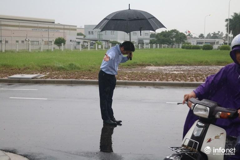 Ngày 11/10, mạng xã hội tràn ngập hình ảnh ông chủ trạm xăng Nhật che ô đứng dưới mưa, liên tục gập người chào khách hàng vào đổ xăng. Người đàn ông này chính là Hiroaki Honjo -  Tổng giám đốc Công ty Xăng dầu IQ8 tại khu công nghiệp Thăng Long, Hà Nội. Việc cúi đầu chào khách là một trong những nét văn hóa đặc trưng của Nhật Bản.