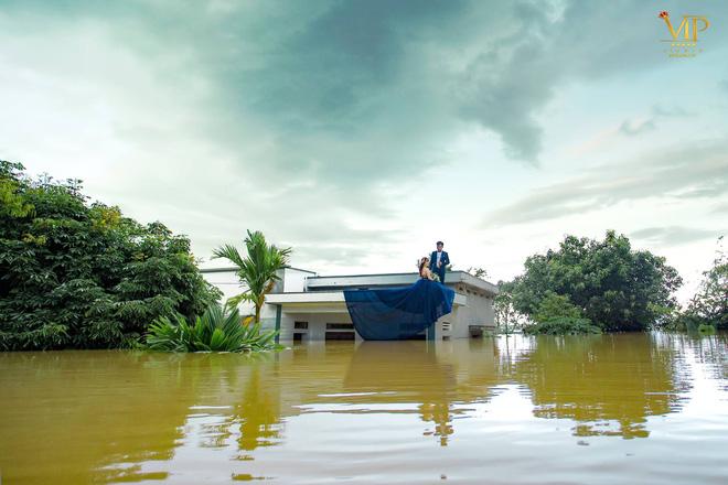 Cặp đôi Ninh Bình leo lên nóc nhà chụp ảnh cưới chạy lũ gây sốt mạng xã hội-1