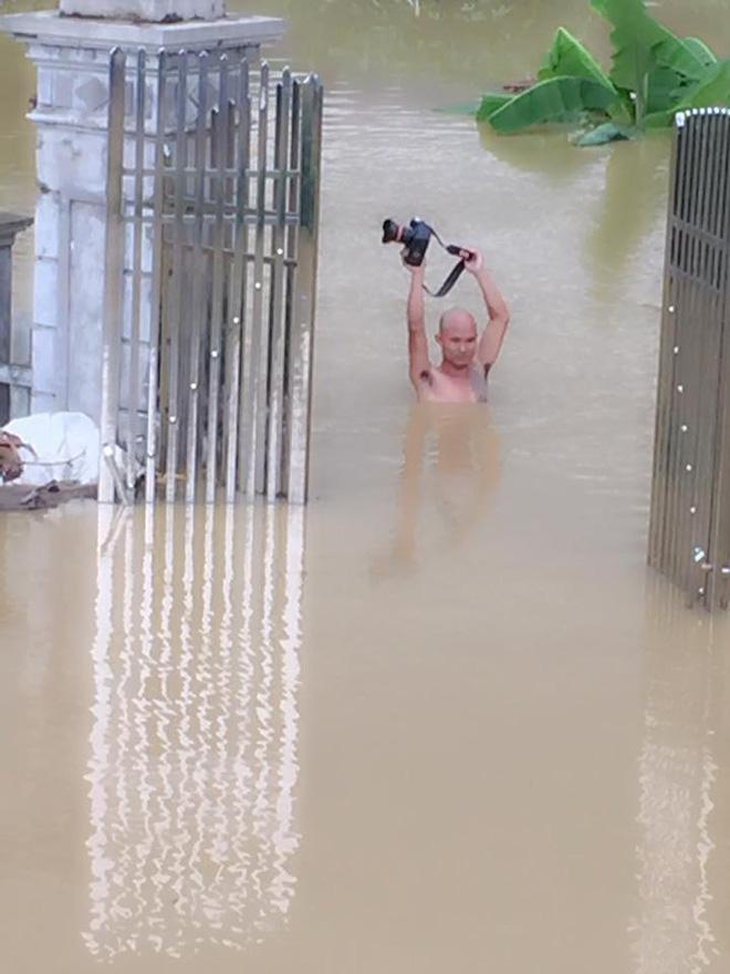 Cặp đôi Ninh Bình leo lên nóc nhà chụp ảnh cưới chạy lũ gây sốt mạng xã hội-4