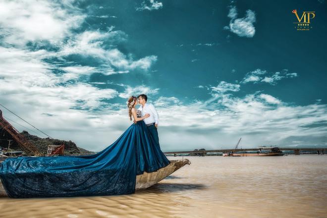 Cặp đôi Ninh Bình leo lên nóc nhà chụp ảnh cưới chạy lũ gây sốt mạng xã hội-7