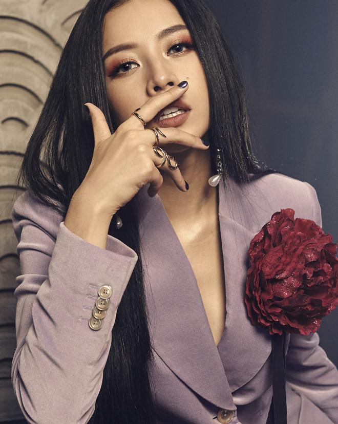 Vướng nghi án đá đểu Chi Pu đi hát, Hương Tràm sáng nhất showbiz Việt tuần qua-3