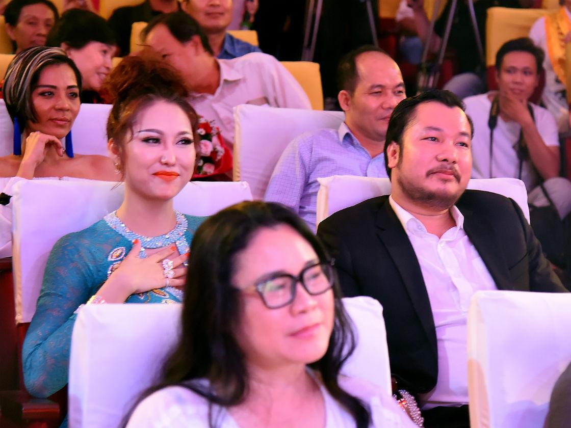 Vướng nghi án đá đểu Chi Pu đi hát, Hương Tràm sáng nhất showbiz Việt tuần qua-6