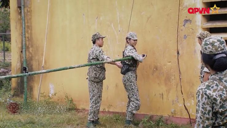 Dù chơi thân, Hương Giang Idol và Mai Ngô vẫn đánh đấm quyết liệt trong quân ngũ-2