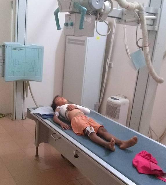 Xôn xao clip học sinh bị cánh cổng đổ đè gãy tay, Hiệu trưởng nói không có trách nhiệm phải thăm hỏi-1