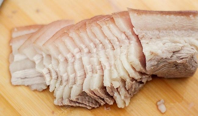 Cách luộc thịt heo luôn trắng, không hôi chỉ nhờ những mẹo nhỏ này-2