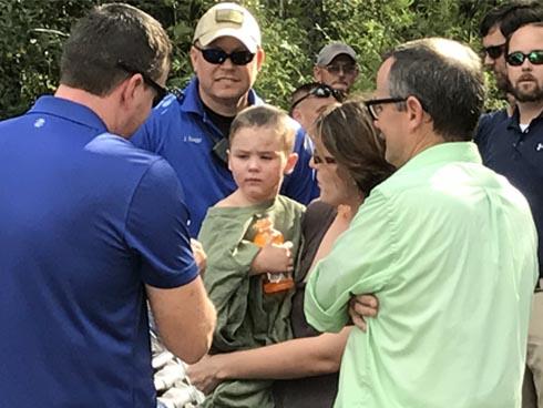 Bé trai tự kỷ mất tích, khi được tìm thấy, người ta kinh ngạc vì phát hiện cậu bé không chỉ có một mình