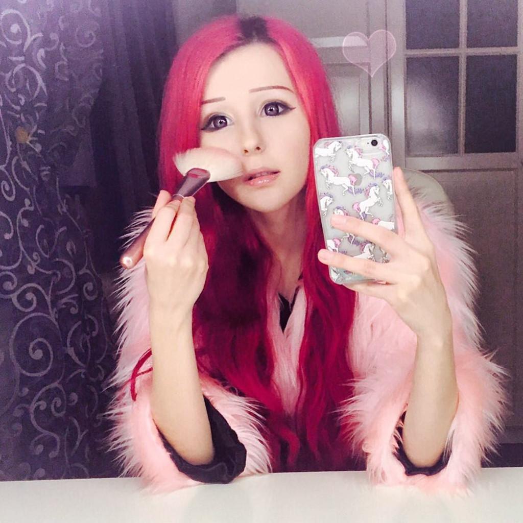 Những bạn trẻ thích biến mình thành búp bê sống-6