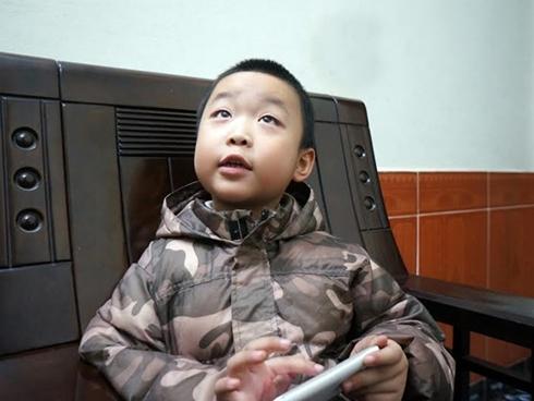 Thót tim chứng kiến cảnh bé gái 11 tuổi bịt mắt bắn cung bằng chân-5