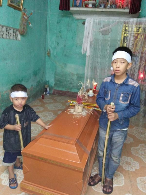 Hai đứa trẻ mồ côi mẹ ngơ ngác trong ngày đội tang cha-1