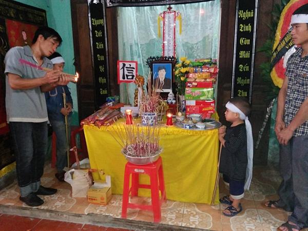 Hai đứa trẻ mồ côi mẹ ngơ ngác trong ngày đội tang cha-2