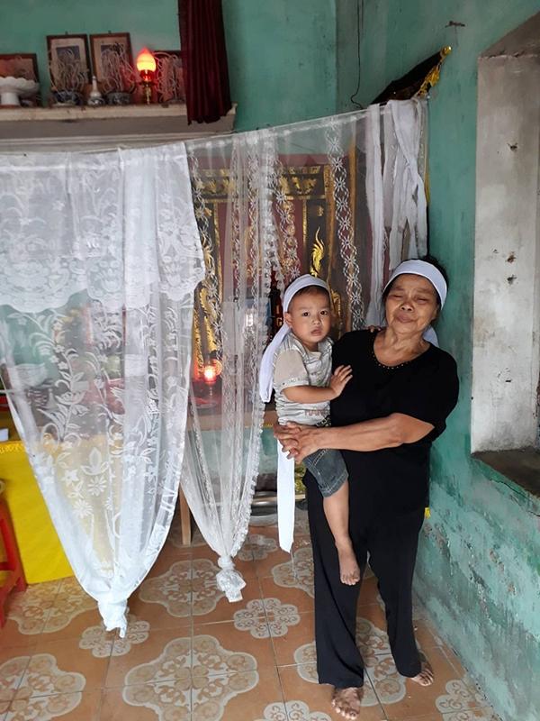 Hai đứa trẻ mồ côi mẹ ngơ ngác trong ngày đội tang cha-4