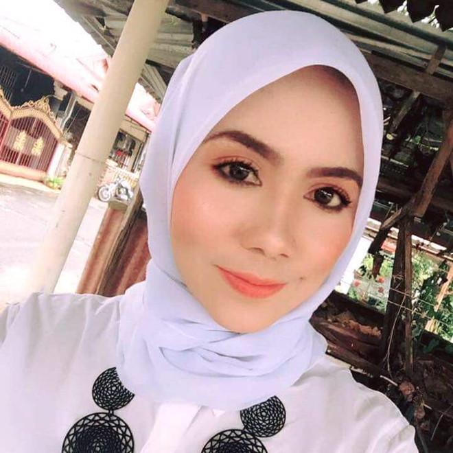 Nữ giáo viên xinh đẹp được khen ngợi vì cõng học sinh qua nước lũ-2