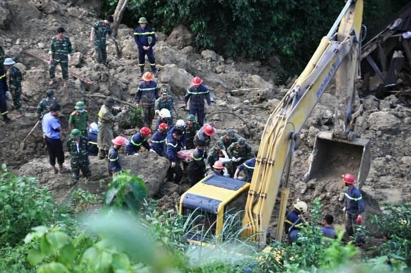 Tin mới nhất vụ sạt lở đất tại Hòa Bình: Phát hiện thi thể mẹ đang ôm chặt con trai-1