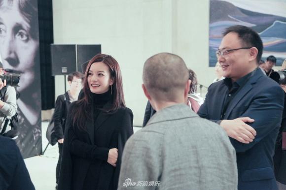 Én nhỏ Triệu Vy diện đồ kín cổng cao tường vẫn sang chảnh hết nấc-1