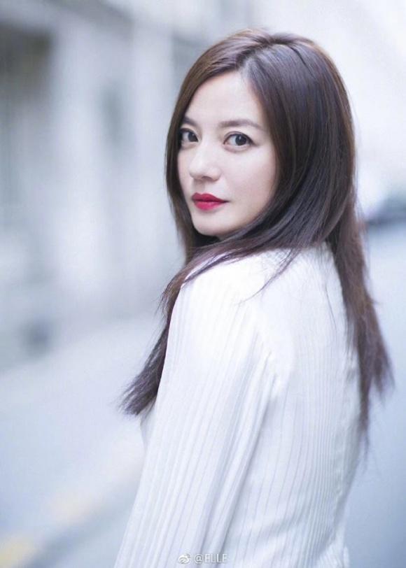 Én nhỏ Triệu Vy diện đồ kín cổng cao tường vẫn sang chảnh hết nấc-10